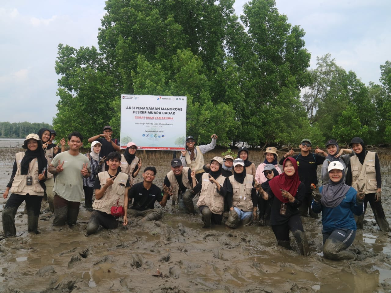 Sobat Bumi Samarinda Tanam Harapan di Pesisir Muara Badak